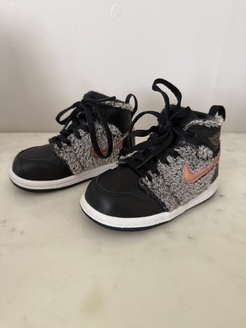 Nike Air Jordan Retro 1 High Faux Fur Sneaker toddler size 6c - Picture 2 of 2